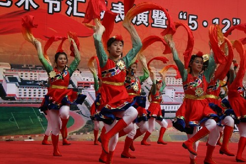 汶川一中藝術(shù)匯報表演紀(jì)念“5.12”兩周年