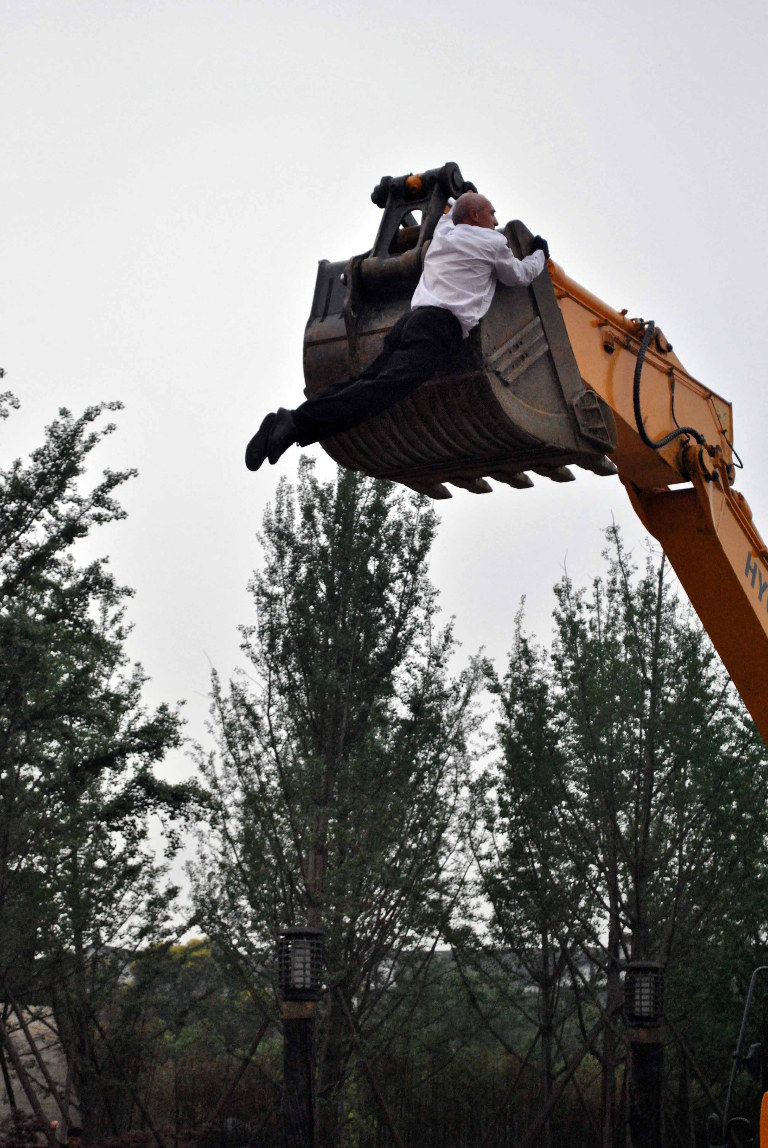 法國舞蹈團在蓉演出 人與推土機同臺共舞