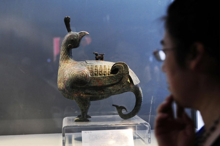 上海世博園，山西館的代表接受羌族姑娘們送來的禮物