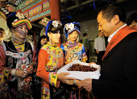 上海世博園，山西館的代表接受羌族姑娘們送來的禮物