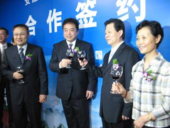 安徽郵政公司與安徽省旅游局簽署合作諒解備忘錄安徽旅游、郵政攜手 共創旅游新時代