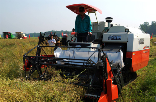 河南油菜生產機械化技術演示會在商城縣召開
