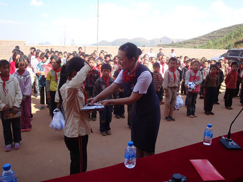 東航云南分公司送體育用品、送水到災區小學