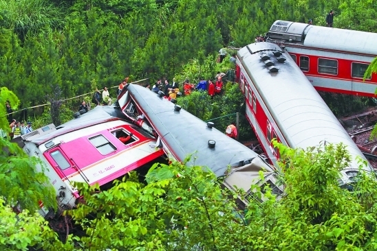 山體塌方火車江西脫軌 旅客涌入金衢退票