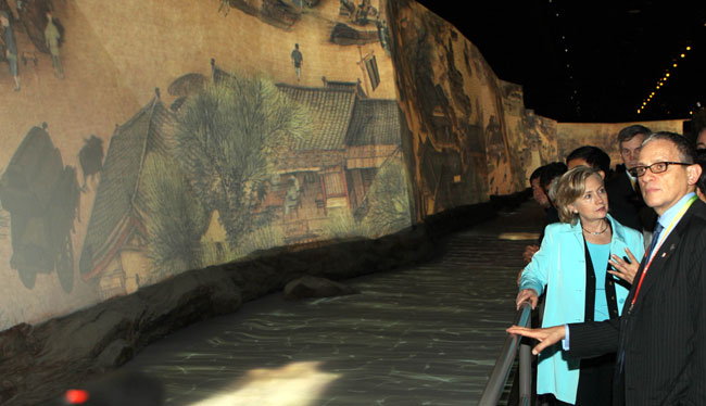 美國國務(wù)卿希拉里克林頓參觀上海世博園