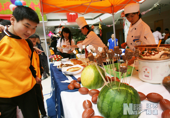 迎“六一” 福利院兒童品美食