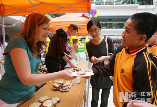 迎“六一” 福利院兒童品美食