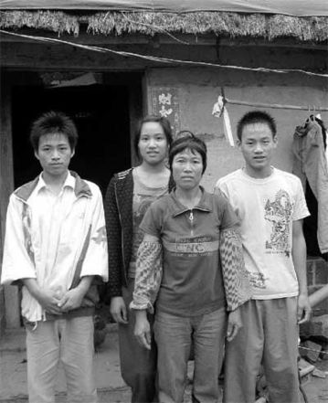 廣東最窮村落后全國30年 三百人學校無廁所(圖)