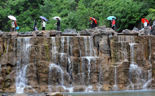 初夏時節觀瀑布