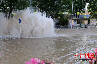 北京東三環(huán)附近水管爆裂 交通嚴(yán)重?fù)矶? style=