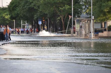 北京東三環(huán)附近水管爆裂 交通嚴(yán)重?fù)矶? style=