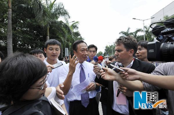 郭臺銘赴富士康遭圍堵 就跳樓事件鞠躬致歉(圖)