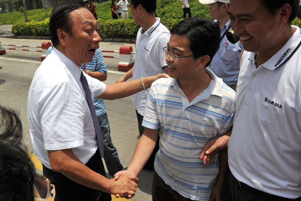 郭臺銘赴富士康遭圍堵 就跳樓事件鞠躬致歉(圖)