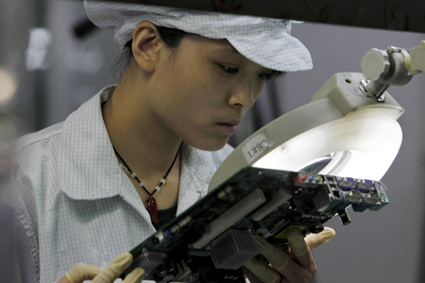 郭臺銘赴富士康遭圍堵 就跳樓事件鞠躬致歉(圖)