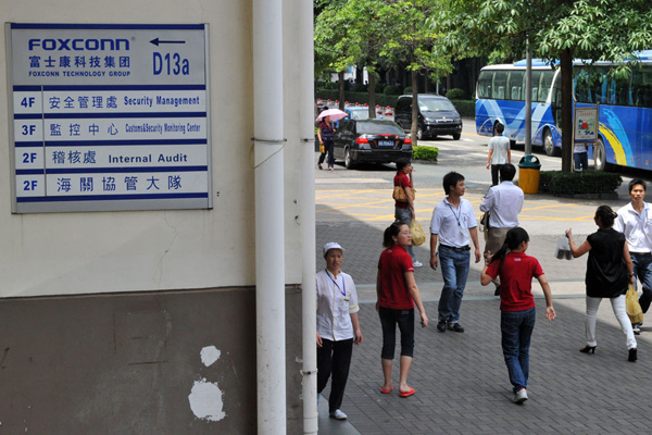 郭臺銘赴富士康遭圍堵 就跳樓事件鞠躬致歉(圖)