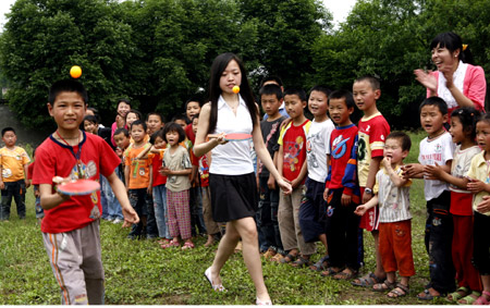 小手牽大手 歡樂(lè)迎佳節(jié)