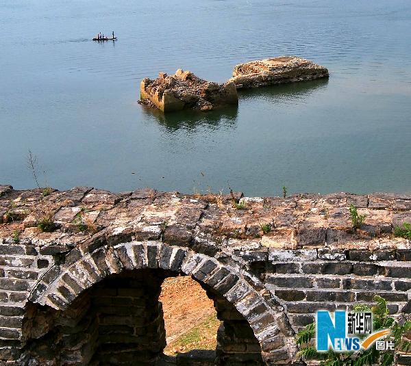 河北潘家口水庫“水下長城”主體再次浮出水面(圖)