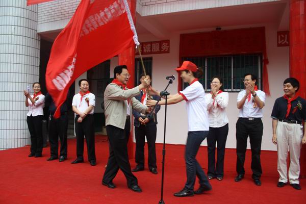 達(dá)州市把關(guān)愛送到農(nóng)民工子女心上(組圖）