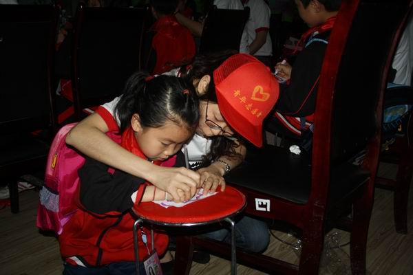 達(dá)州市把關(guān)愛送到農(nóng)民工子女心上(組圖）