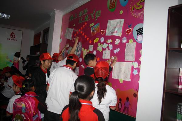 達(dá)州市把關(guān)愛送到農(nóng)民工子女心上(組圖）