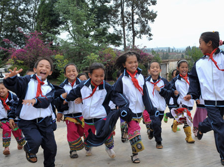 彝寨鄉(xiāng)村小學(xué)生穿上了校服