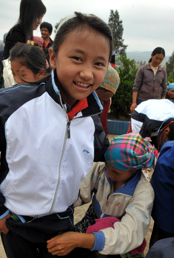 彝寨鄉(xiāng)村小學(xué)生穿上了校服