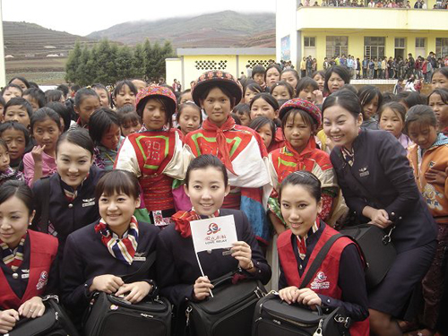 東航乘務(wù)員與尋甸山鄉(xiāng)小學(xué)生共慶“六一”