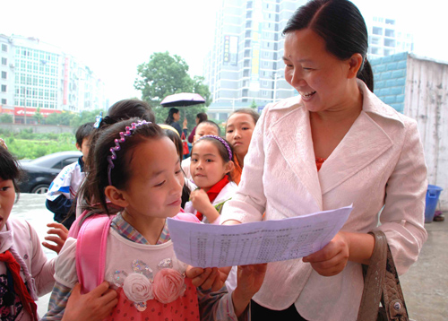 四川筠連縣83名農村留守兒童喜認“代理媽媽”迎六一