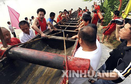 贛州龍舟下水迎端午