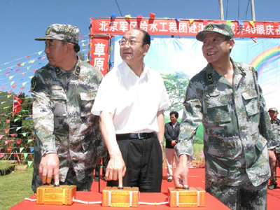 用忠誠和科學鑄就軍魂—記北京軍區給水工程團支援云南的抗旱打井行動