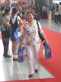 昆交會即將閉幕 顧客“抓尾巴”瘋狂掃貨