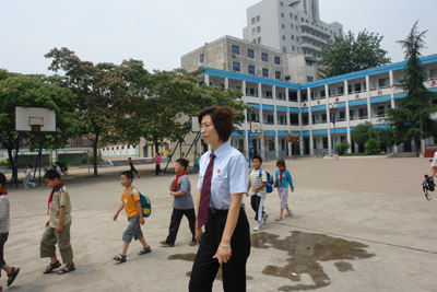 鄭州上街區(qū)法院一庭長(zhǎng)護(hù)送學(xué)生放學(xué)獲贊譽(yù)