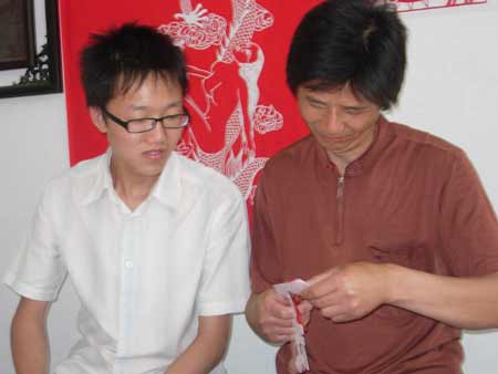 剪紙剪出一片藍天