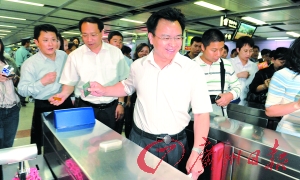 廣州市長“站”地鐵上班：比平時坐車節約10分鐘