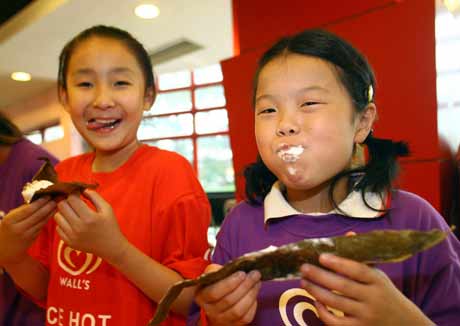 外來務工子女動手學做冰激凌