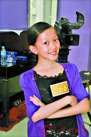 章子怡三歲小侄女現(xiàn)身 上臺(tái)答問(wèn)可愛(ài)討喜(圖)