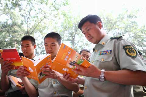 三里屯街道巾幗志愿者送服務進警營活動