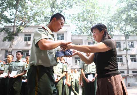 三里屯街道巾幗志愿者送服務(wù)進(jìn)警營(yíng)活動(dòng)