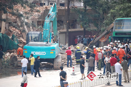 云南飯店裙樓拆除時(shí)倒塌砸傷5路人