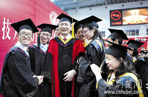 畢業典禮校長講話串聯熱詞 7700學子喊“根叔”