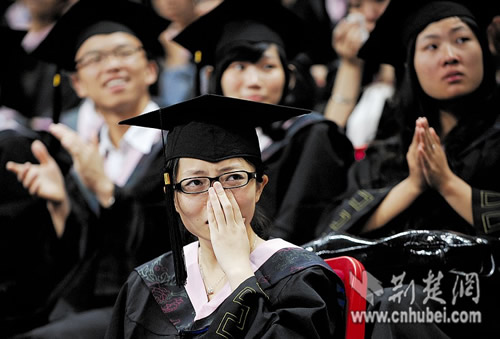 畢業典禮校長講話串聯熱詞 7700學子喊“根叔”