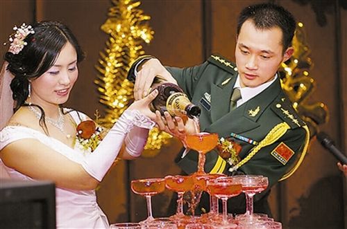 解放軍新條令禁網上征婚 嚴禁建網站開博客(圖)