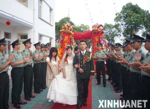 解放軍新條令禁網上征婚 嚴禁建網站開博客(圖)