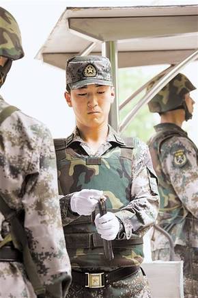 解放軍新條令要求營(yíng)門衛(wèi)兵須真槍實(shí)彈站崗執(zhí)勤(圖)