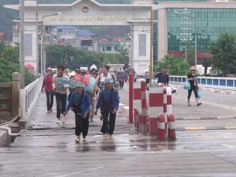 繁忙的中越邊境河口口岸(組圖)