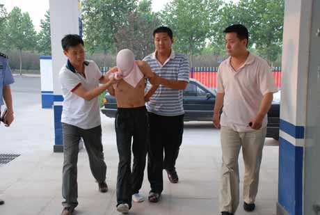 鞏義警方神勇出擊擒兇頑 副局長血灑街頭贏民贊