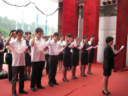 東航云南分公司乘務員黨員昆明世博園內慶祝黨的生日
