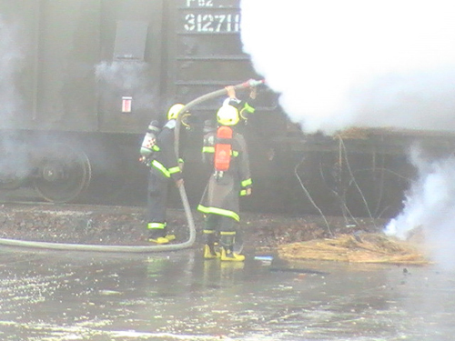 消防官兵10小時(shí)鏖戰(zhàn)成功處置火車黃磷泄漏自燃
