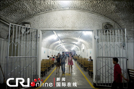 我國遭高溫天氣侵襲 各地民眾納涼避暑(組圖)