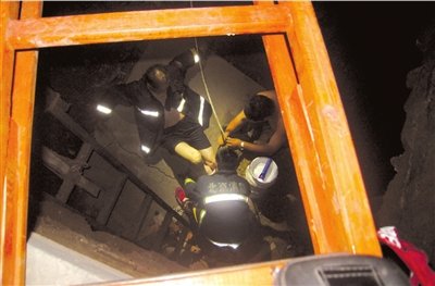 北京一居民院地面塌陷住戶墜坑 原因不明(圖)